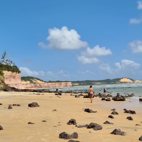 Imagem representativa: Praia de Pipa Rio Grande do Norte | Com águas claras e mornas, falésias e outras belíssimas paisagens | CONHEÇA